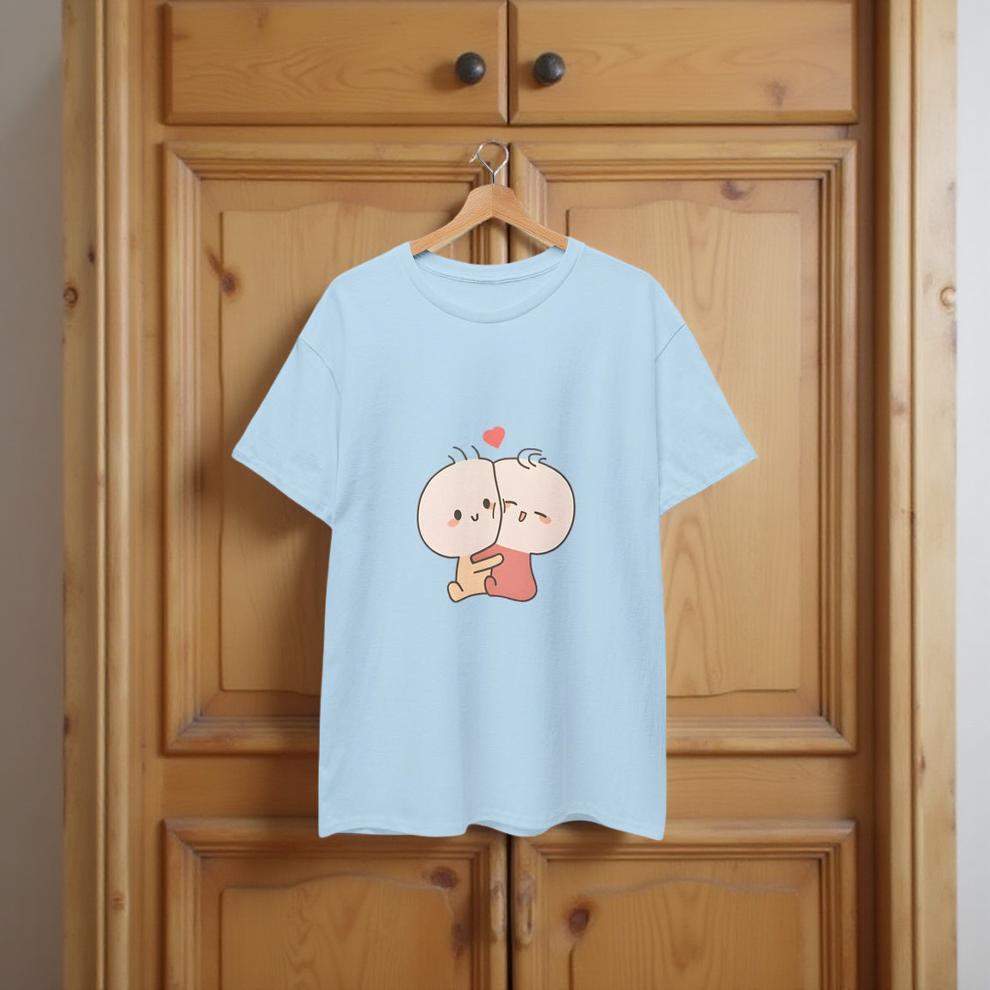 Chippi-Zwillinge umarmen sich 